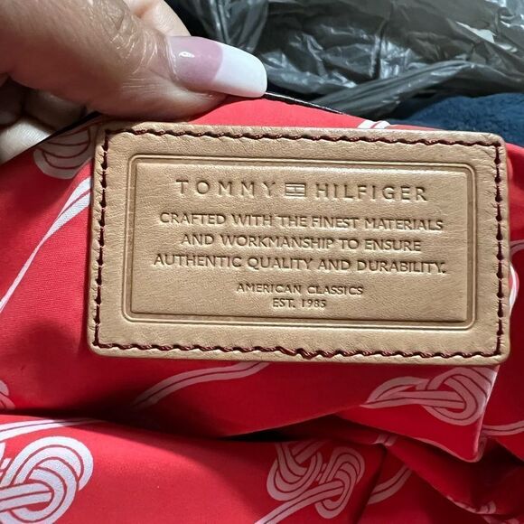 TOMMY HILFIGER LEATHER CLUTCH - Picture 6 of 7